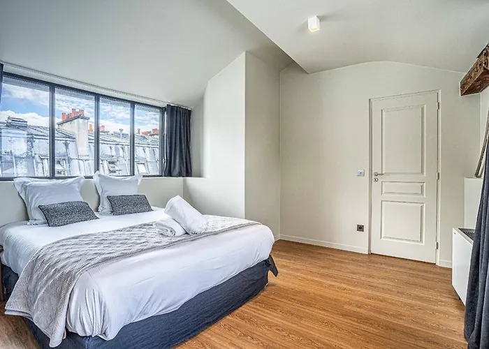 135 - Urban Five Star In Center Of * باريس