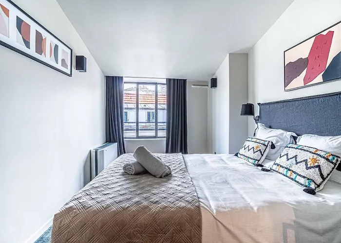 135 - Urban Five Star In Center Of *